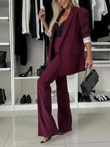 Elegant bordeauxrood tweedelig pak met oversized blazer en wijde broek gedragen door model