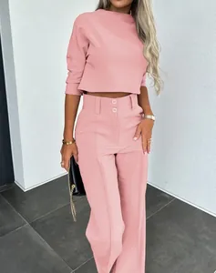 Detalle del elegante conjunto rosa de dos piezas con top corto y pantalón ancho de moda