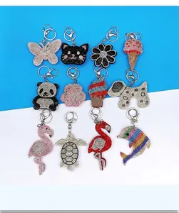 Collection de divers porte-clés en forme d'animaux et de nourriture incrustés de strass