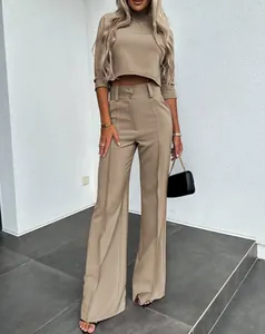 Conjunto de dos piezas caqui con top corto de manga larga y pantalón de pierna ancha.