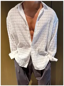 Vista dettagliata di una camicia casual a maniche lunghe bianca testurizzata uomo