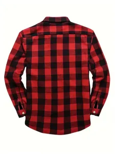 Achteraanzicht van een klassiek rood en zwart geruit flanellen vrijetijdsoverhemd voor heren.
