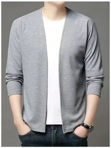 Vue de face détaillée d'un cardigan gris en maille gaufrée pour hommes sur un t-shirt.