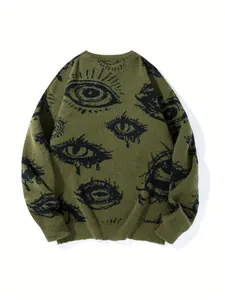 Detailaufnahme eines olivgrünen Strickpullovers mit schwarzen Augenmustern im Streetwear-Stil