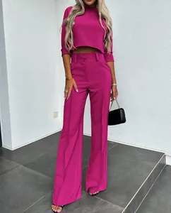 Detalle frontal del conjunto casual magenta con top corto y pantalón de pierna ancha