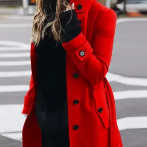 Eleganter roter Wollmantel für Damen mit schmaler Passform und schwarzen Knöpfen