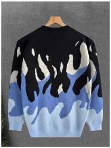 Achteraanzicht van een oversized gebreide trui in streetstyle met blauw kleurblok