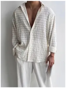 Dettaglio di camicia casual da uomo a maniche lunghe in tessuto plissettato testurizzato