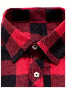 Gedetailleerde close-up van de kraagtextuur van een rood-zwart geruit herenshirt
