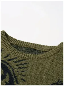 Detailansicht des Rundhalsausschnitts am olivgrünen Strickpullover mit dunklem Augenmuster