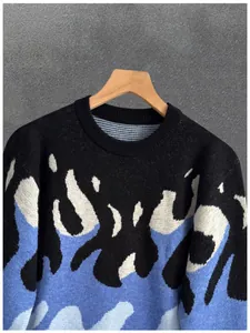 Detailopname van een gebreide trui in streetwearstijl met blauwe vlammenpatronen