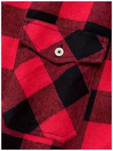 Detailopname van rood en zwart geruite overhemdzak met wit knoopdetail op de flap