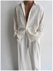 Vista dettagliata della camicia da uomo beige strutturata che mostra la superficie