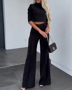 Elegante conjunto negro de dos piezas con top corto y pantalones anchos para mujer chic