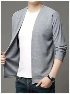 Détail d'un cardigan en maille grise pour homme avec texture gaufrée sophistiquée