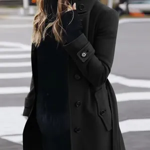 Eleganter schwarzer schmal geschnittener Wollmantel für Damen mit zweireihigem Design und Taschen