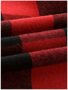 Gedetailleerde close-up van de rood-zwarte geblokte overhemdstof met zacht weefpatroon
