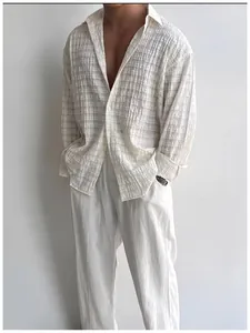 Vista dettagliata che mostra la trama a scacchi di questa camicia casual da uomo bianco sporco