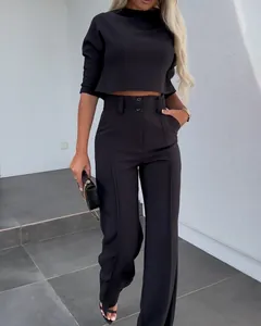 Elegante conjunto de dos piezas negro para mujer con top corto y pantalones de talle alto