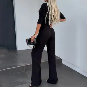 Vista trasera de un conjunto de dos piezas negro con pantalón ancho y top elegante