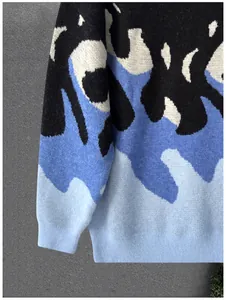 Detailopname van de gebreide textuur en geribbelde manchet van een blauwe heren trui