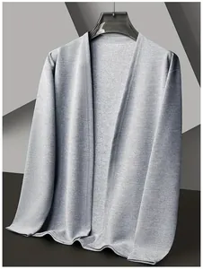 Gros plan d'un cardigan gris sans couture avec texture douce et style épuré
