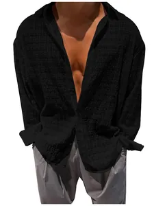 Camicia casual nera da uomo a maniche lunghe in tessuto nido d'ape su sfondo bianco