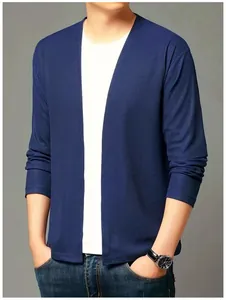 Vue détaillée d'un cardigan bleu marine en maille gaufrée sur un mannequin homme.