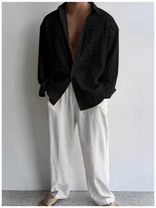 Vista dettagliata della camicia casual da uomo a maniche lunghe con trama a pieghe unica