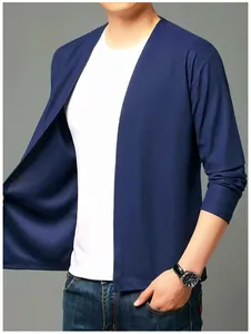Gros plan montrant la texture gaufrée bleue du gilet léger pour homme à devant ouvert