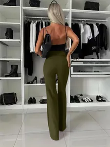 Detail van een olijfgroene flared broek met hoge taille en een slanke wijde pasvorm