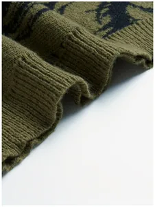 Nahaufnahme eines armegrünen Strickpullover-Gewebes mit detaillierten Rippen und Jacquard-Muster.