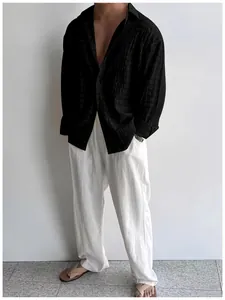 Elegante camicia da uomo a maniche lunghe nera in tessuto testurizzato per un look casual