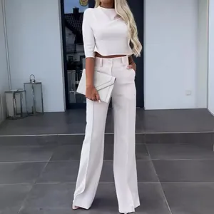 Elegante conjunto blanco de dos piezas con top corto y pantalones anchos de moda femenina