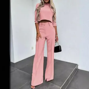 Elegante conjunto de dos piezas rosa con top corto de manga corta y pantalones anchos a juego