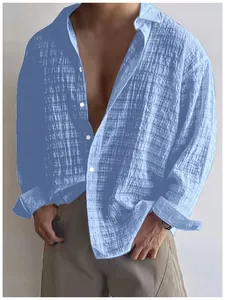 Dettaglio macro del tessuto strutturato azzurro di questa camicia casual da uomo