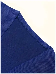 Gros plan sur le tissu en tricot bleu montrant la texture et les détails de couture