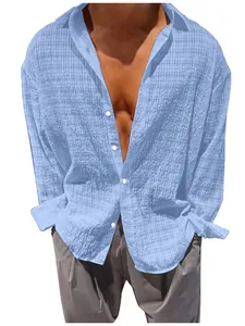 Dettaglio di una camicia a maniche lunghe da uomo azzurra in tessuto seersucker testurizzato