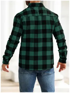 Achteraanzicht van een casual groen en zwart geruit flanellen overhemd voor heren