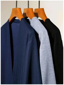 Détail de gilets décontractés en maille gaufrée en bleu marine, gris et noir.
