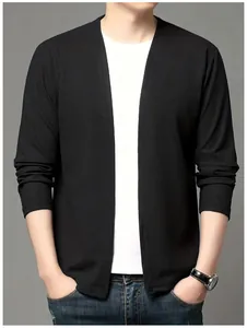 Gros plan sur un cardigan en maille noire texturée pour homme montrant le tissu fin