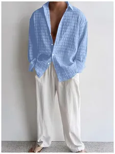 Primo piano che mostra la trama stropicciata di una camicia casual blu da uomo a maniche lunghe
