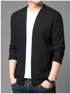Détail de la maille gaufrée et de la coupe ouverte de ce cardigan noir pour homme.