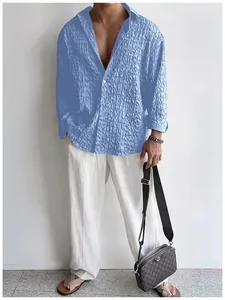 Dettaglio camicia casual da uomo azzurra testurizzata con vestibilità morbida