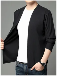 Gros plan d'un cardigan en tricot noir pour homme montrant la texture et la coupe