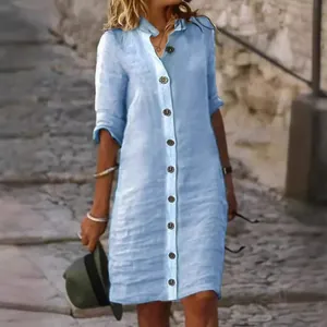 Vestido camisero informal de lino azul claro con botones y cuello clásico para el verano