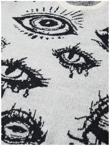 Detailansicht der Strickstruktur und des dunklen Augenmusters auf diesem modischen Pullover