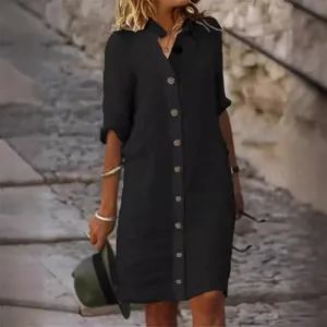 Vestido camisero clásico de algodón y lino negro con media manga y botones.