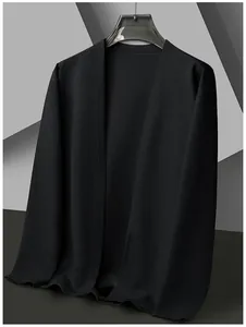 Gros plan élégant d'un cardigan noir pour homme en tricot avec un design ouvert sans couture