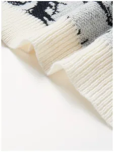 Makroaufnahme der Rippbündchen und Strickstruktur eines Pullovers mit Augenmuster